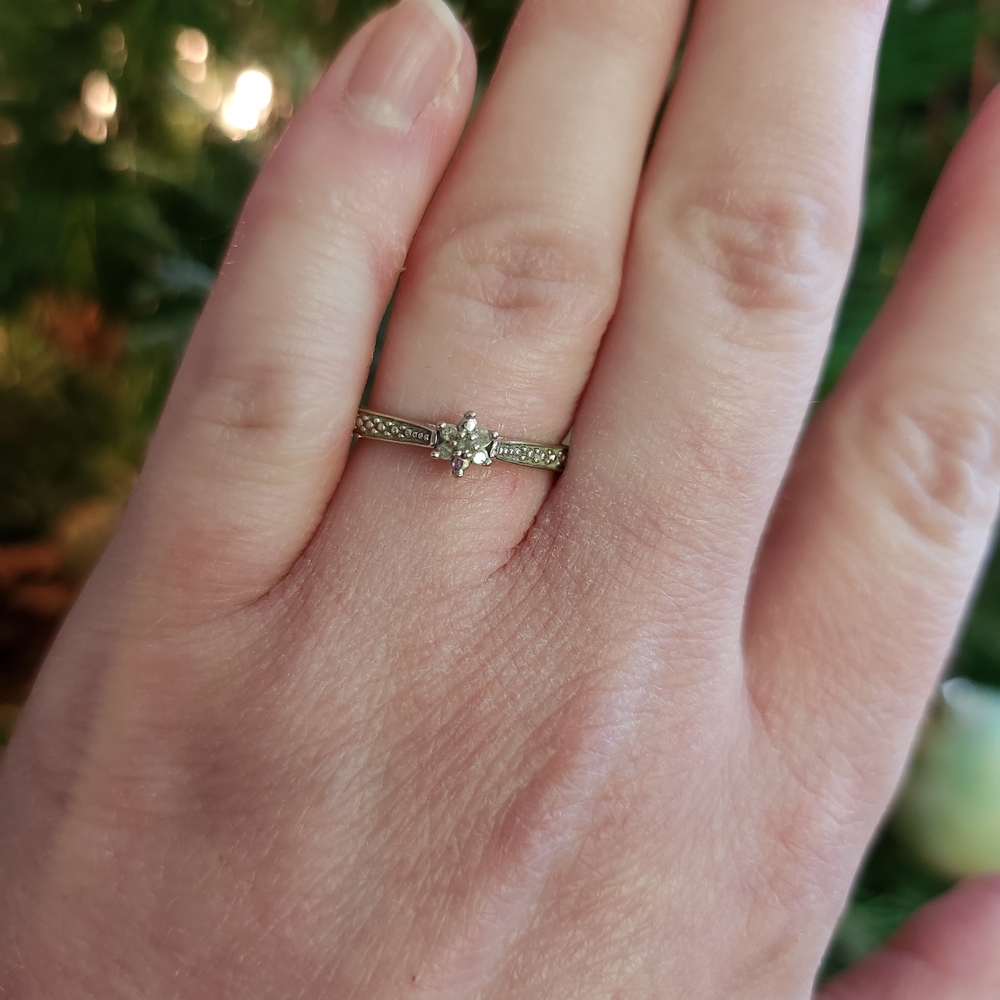 10k White Gold Diamond Ring - Picture 2 of 7